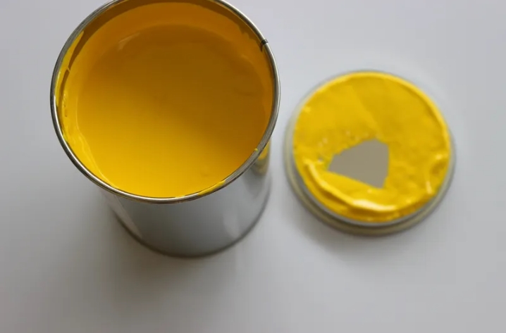 在印刷行業(yè)，油墨的品質(zhì)直接影響生產(chǎn)的品質(zhì)及效率。當(dāng)油墨粘度過低的時候，印刷會出現(xiàn)印刷露白，暈圈，水紋等現(xiàn)象。為了使體系達(dá)到足夠的穩(wěn)定周期以滿足實際使用要求，往往需要添加一些助劑以獲得期望的穩(wěn)定性。比如，丙烯酸增稠劑就是個不錯的選擇。它可以讓我們的印刷產(chǎn)品質(zhì)量更加穩(wěn)定，也可以適度彌補印版、紙板及設(shè)備方面的不足之處。今天在這里給大家介紹一下丙烯酸增稠劑的作用和優(yōu)點。 丙烯酸增稠劑的作用和優(yōu)點 丙烯酸增稠劑是一種非離子疏水改性聚氨酯流變增稠劑，具有出色的高剪切粘度增稠效果，良好的成膜性能和光澤特性，可