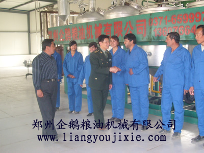 意大利軍界領(lǐng)導(dǎo)視察我公司榨油機設(shè)備生產(chǎn)現(xiàn)場