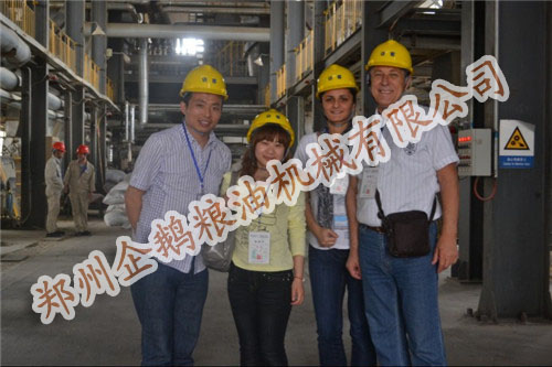 塞爾維亞客戶(hù)參觀(guān)企鵝小型榨油機(jī)車(chē)間