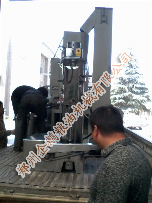 小型榨油機(jī)發(fā)貨通知：青?？蛻舻恼ビ蜋C(jī)已經(jīng)裝(圖1)