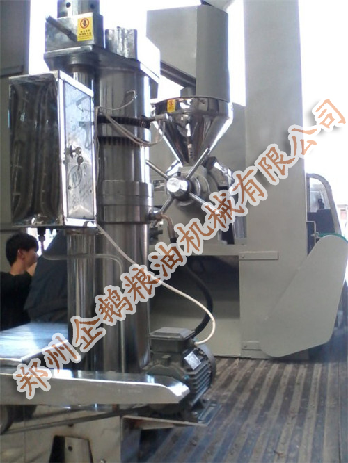 小型榨油機(jī)發(fā)貨通知：青?？蛻舻恼ビ蜋C(jī)已經(jīng)裝(圖2)