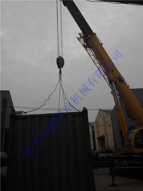 鄭州榨油機(jī)廠設(shè)備出口國(guó)外發(fā)貨現(xiàn)場(chǎng)(圖1) 鄭州榨油機(jī)廠設(shè)備出口國(guó)外發(fā)貨現(xiàn)場(chǎng)(圖1)