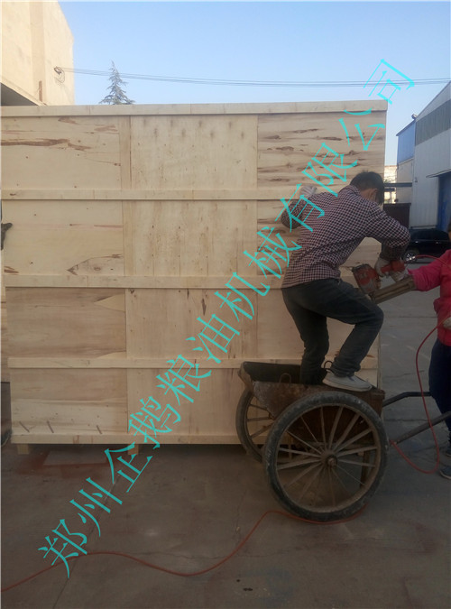 出口100型螺旋榨油機(jī)設(shè)備裝箱包裝中(圖3) 出口100型螺旋榨油機(jī)設(shè)備裝箱包裝中(圖3)