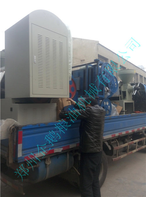 安徽陶經(jīng)理又來(lái)廠(chǎng)里拉小型榨油機(jī)(圖2)