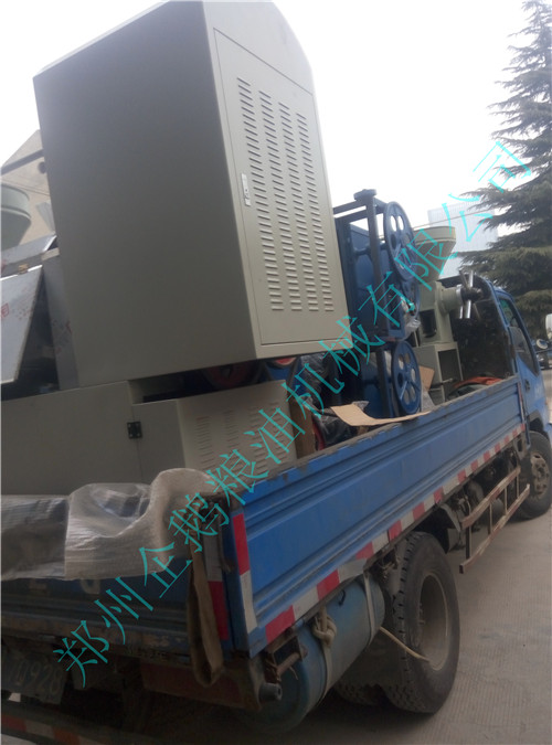 安徽陶經(jīng)理又來(lái)廠(chǎng)里拉小型榨油機(jī)(圖3)