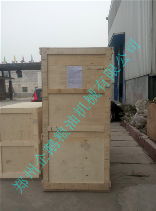 泰國(guó)客戶預(yù)定的小型榨油機(jī)今出廠到青島港(圖1)