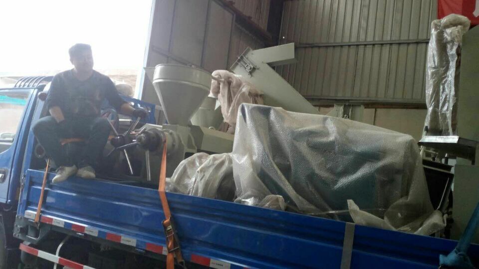 安徽五河榨油機(jī)設(shè)備發(fā)貨現(xiàn)場(圖1)