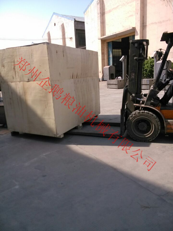 鄭州企鵝出口的榨油機(jī)發(fā)貨啦！(圖1)